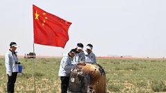 Siziwang-Banner, VR China. Was irgendwie an eine Szene auf einem Golfplatz erinnert, ist hoch wissenschaftlich. Die Herren inspizieren nämlich keinen durch Hitze aufgeplatzten Golfball, sondern die Kapsel der Chang'e-6-Sonde. Die ist in der Inneren Mongolei aufgeschlagen und bringt die weltweit ersten Proben von der Rückseite des Mondes auf die Erde.