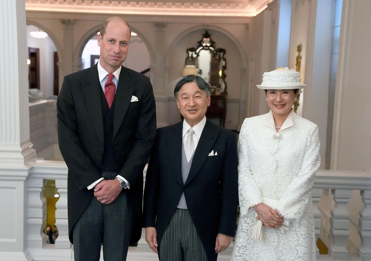 Am Dienstag startete der offizielle Teil des Großbritannien-Besuchs von Japans Kaiser Naruhito und Kaiserin Masako. Prinz William persönlich holte das Paar in seinem Hotel ab, um mit ihnen eine Militärparade in London zu besuchen. Williams Frau Prinzessin Kate war nicht dabei. Die 42-Jährige ist gerade aufgrund einer Krebserkrankung in Behandlung und nimmt nur an sehr wenigen royalen Terminen teil. 