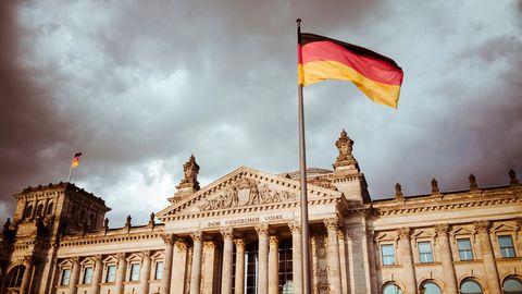 Eine Deutschlandfahne weht vor dem Reichstagsgebäude in Berlin