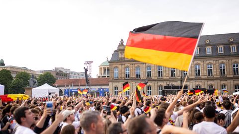 EM-Fest mit Deutschlandfahnen