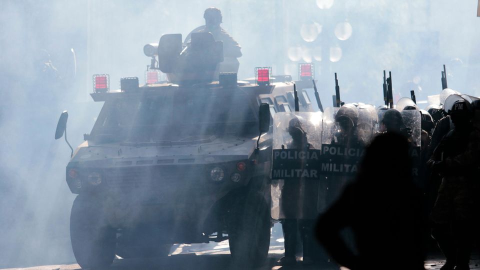 Militär vor dem Sitz der Regierung in La Paz am 26. Juni