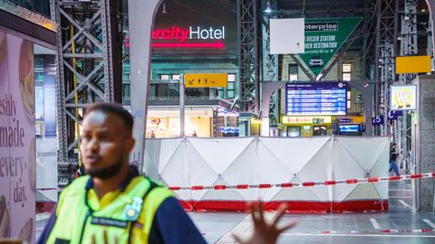 Ein Sichtschutz ist um den Tatort einer mutmaßlichen Hinrichtung im Frankfurter Hauptbahnhof aufgebaut