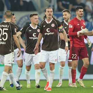 2. Bundesliga: Tabellenführer St. Pauli stolpert beim Karlsruher SC, verliert 1:2!