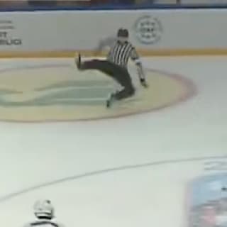 Selbst der Schiedsrichter stolpert übers Eis