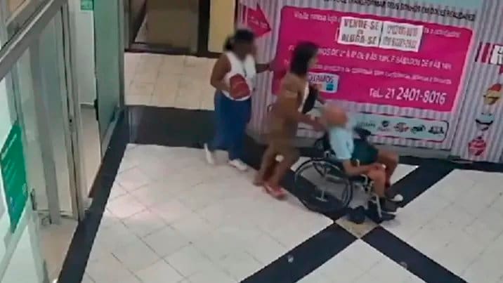 Sicherheitskameras filmen die Frau auf dem Weg zur Bankfiliale