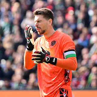 Hannover 96:  Ron-Robert Zieler hat ein WM-Problem mit Bierhoff