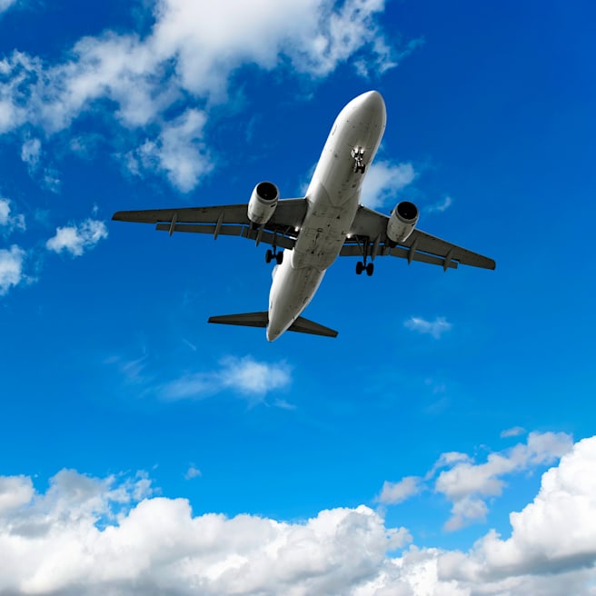 Langsamer fliegen fürs Klima: Dauern Flüge in den Urlaub bald länger?