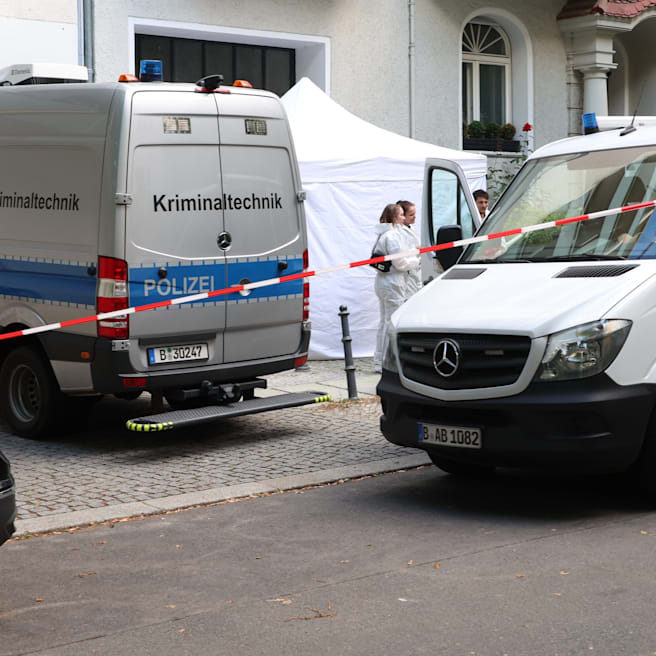 Berlin: Frau mit Stichverletzungen vor Hauseingang gefunden – tot!