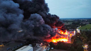 Großbrand in Verden: Flammen fressen sich durch Industriehalle
