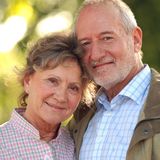 Auch nach vielen Serien-Ehejahren vereint: Hildegard (Antje Hagen) und Alfons Sonnbichler (Sepp Schauer)
