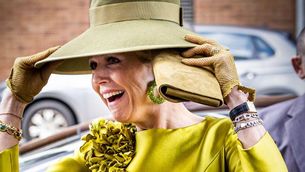 Königin vs. Wind: Im edlen Ton-in-Ton-Look kämpft sie mit ihrem Hut