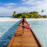 Frau geht spazieren auf den Malediven