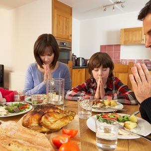 Christliche Familie beim Tischgebet