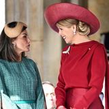 Die Königinnen strahlen in Rot & Türkis – doch Blickfang sind ihre Kopfbedeckungen