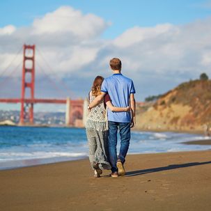 Verliebtes Paar vor der Golden Gate Bridge