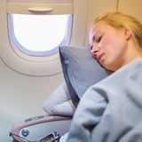 Flugbegleiterin enthüllt: Mit diesen Tricks kann man im Flugzeug gut schlafen!