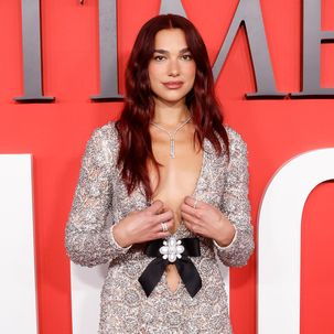 Dua Lipa strahlt im im maßgeschneiderten Chanel-Kleid