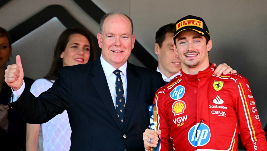 Le Prince Albert II et Charles Leclerc savourent cette première historique dans les rues de la Principauté.