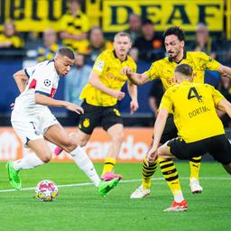 PSG-Spieler Kylian Mbappé kämpft gegen Dortmunds Mats Hummels und Nico Schlotterbeck um den Ball