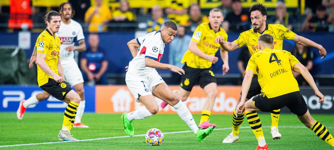 PSG-Spieler Kylian Mbappé kämpft gegen Dortmunds Mats Hummels und Nico Schlotterbeck um den Ball