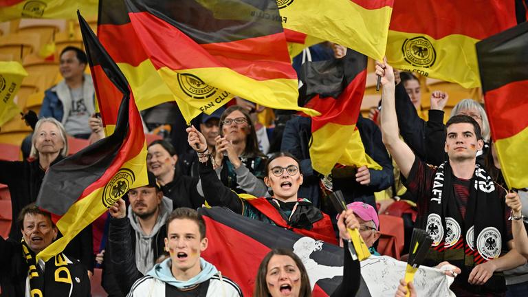 Deutschland-Fans im Brisbane Stadium beim Spiel gegen Südkorea.