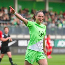 Wolfsburgs Ewa Pajor jubelt über ihr Tor zum 2:0 gegen Köln