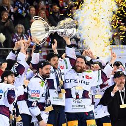 Die Eisbären Berlin bejubeln ihren 10. Meistertitel