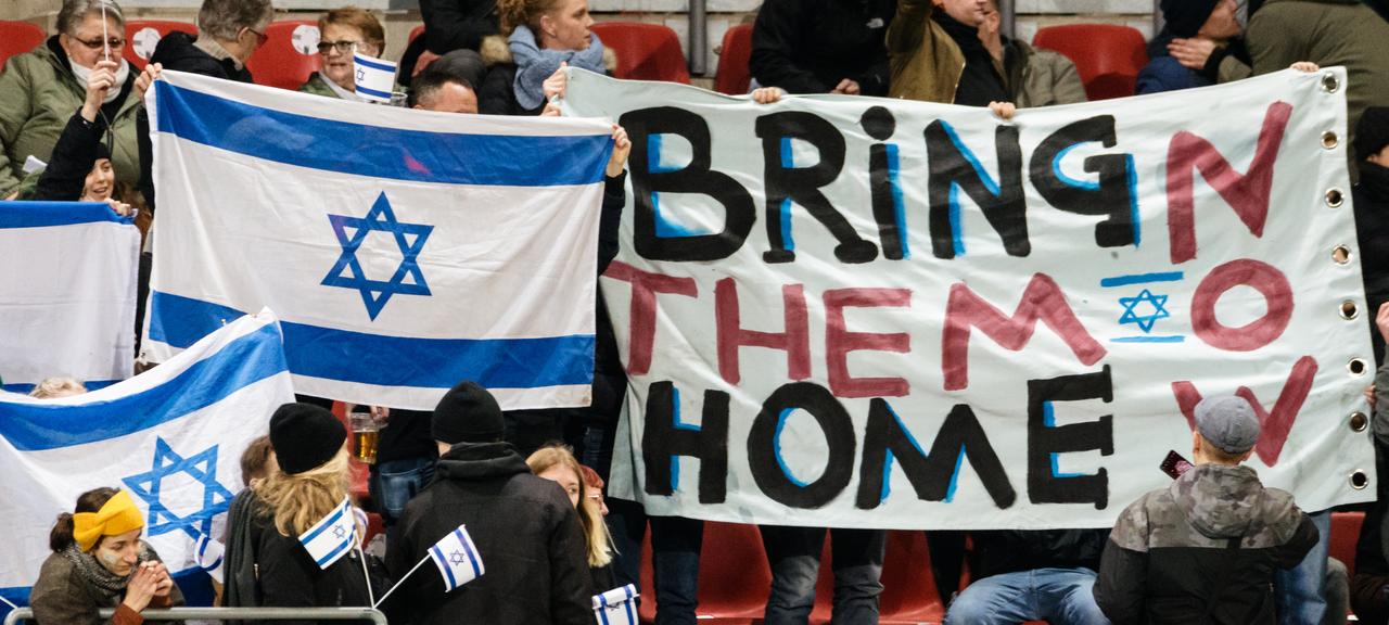 Israel-Banner beim Spiel der U21