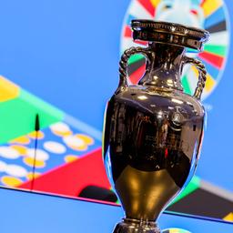 Der Henri-Delaunay-Pokal der Europameisterschaft 2024 in Deutschland