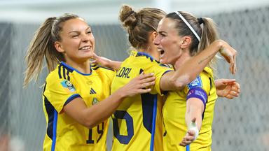 Schwedens Kosovare Asllani, Filippa Angeldal und Johanna Rytting Kaneryd (v.r.) bejubeln einen Treffer.