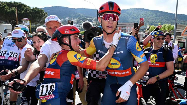 Jonathan Milan jubelt nach dem Sieg der 4. Etappe des Giro d'Italia
