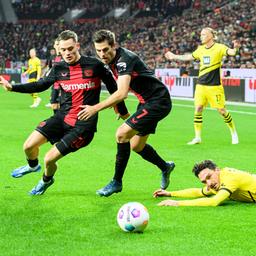 Florian Wirtz und Jonas Hofmann von Bayer Leverkusen im Duell mit Dortmunds Mats Hummels