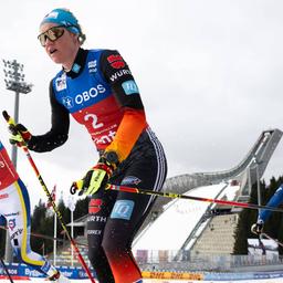 Victoria Carl vor der Skisprungschanze in Oslo