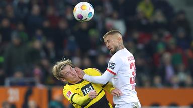 Augsburgs Niklas Dorsch (r.) gegen Dortmunds Julian Brandt