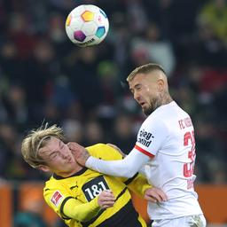 Augsburgs Niklas Dorsch (r.) gegen Dortmunds Julian Brandt