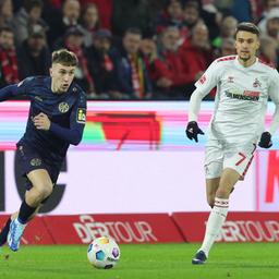 Brajan Gruda von Mainz 05 wird verfolgt von Dejan Ljubicic vom 1. FC Köln