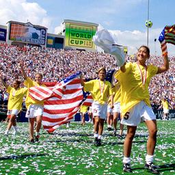 Die Spielerinnen der USA feiern den WM-Sieg 1999 in Pasadena