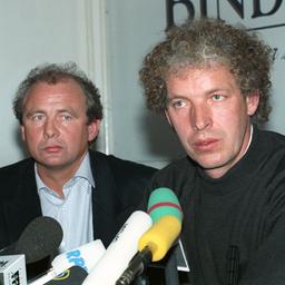 Eintracht Frankfurts damaliger Vizepräsident Bernd Hölzenbein im April 1994 gemeinsam mit Cheftrainer Klaus Toppmöller.