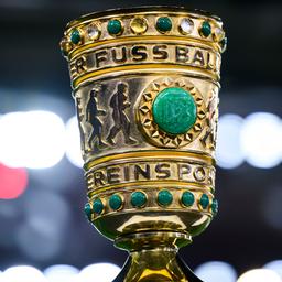Die Trophäe, um die im Finale am 25. Mai Bayer Leverkusen und Kaiserslautern kämpfen - der DFB-Pokal