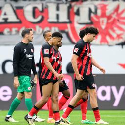 Enttäuschte Spieler von Eintracht Frankfurt nach dem 1:5 gegen Bayer Leverkusen