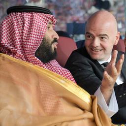 FIFA-Präsident Gianni Infantino spricht mit Kronprinz Mohammed Bin Salman aus Saudi-Arabien