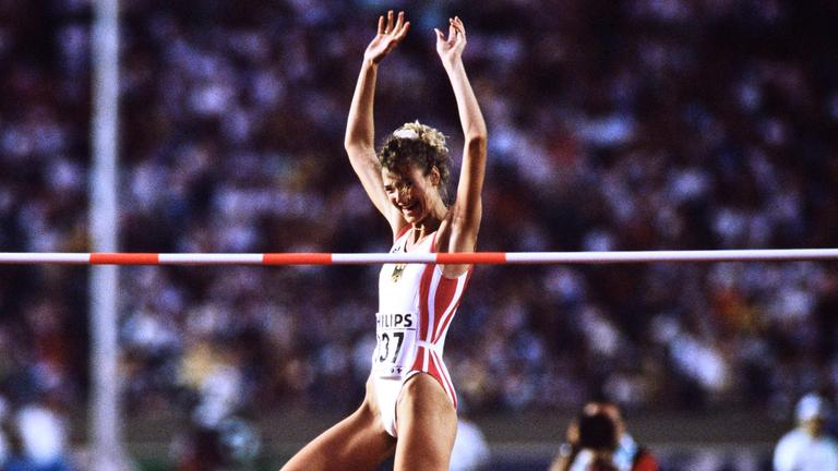 Heike Henkel jubelt nach ihrem Sieg im Hochsprung bei der Leichtathletik-WM 1991 in Tokio