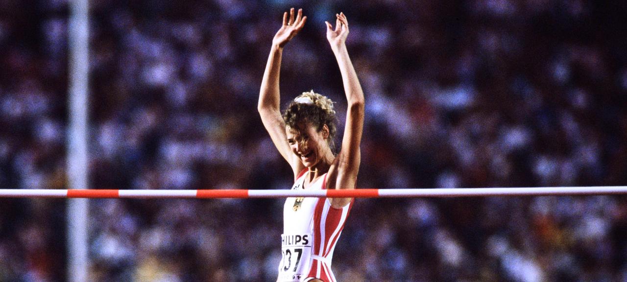 Heike Henkel jubelt nach ihrem Sieg im Hochsprung bei der Leichtathletik-WM 1991 in Tokio