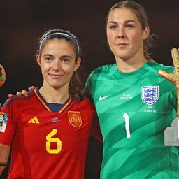Spaniens Aitana Bonmati (l.) präsentiert den "Golden Ball Award" und Englands Torhüterin den "Golden Glove Award".