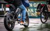 Een fatbike in de binnenstad van Amsterdam. De elektrische fietsen zijn vaak opgevoerd en te vergelijken met brommers. beeld ANP, Kjell Hoexum