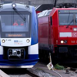 Ein Zug der bayerischen Regiobahn (l, BRB) und ein Zug der Deutschen Bahn (DB) stehen auf einem Gleis am Hauptbahnhof.