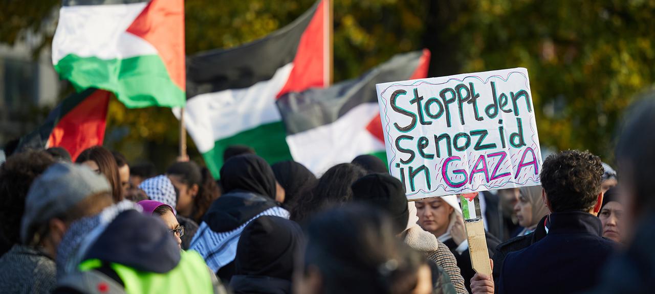 Ein Transparent mit der Aufschrift "Stoppt den Genozid in Gaza" ist bei einer Pro-Palästina-Kundgebung in Berlin zu sehen.
