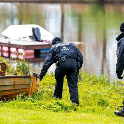 Polizisten und Polizistinnen auf der Suche nach Arian an der Oste in Gräpel. Der sechsjährige Junge aus Bremervörde-Elm wird seit Montag vermisst.