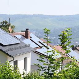 Solaranlagen sind auf Dächern von Wohnhäusern in Stuttgart angebracht.