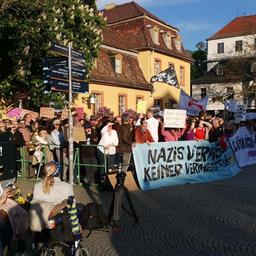 Demonstranten protestieren in Weimar gegen eine Kundgebung, auf der auch der Thüringer AfD-Vorsitzende Björn Höcke spricht.
